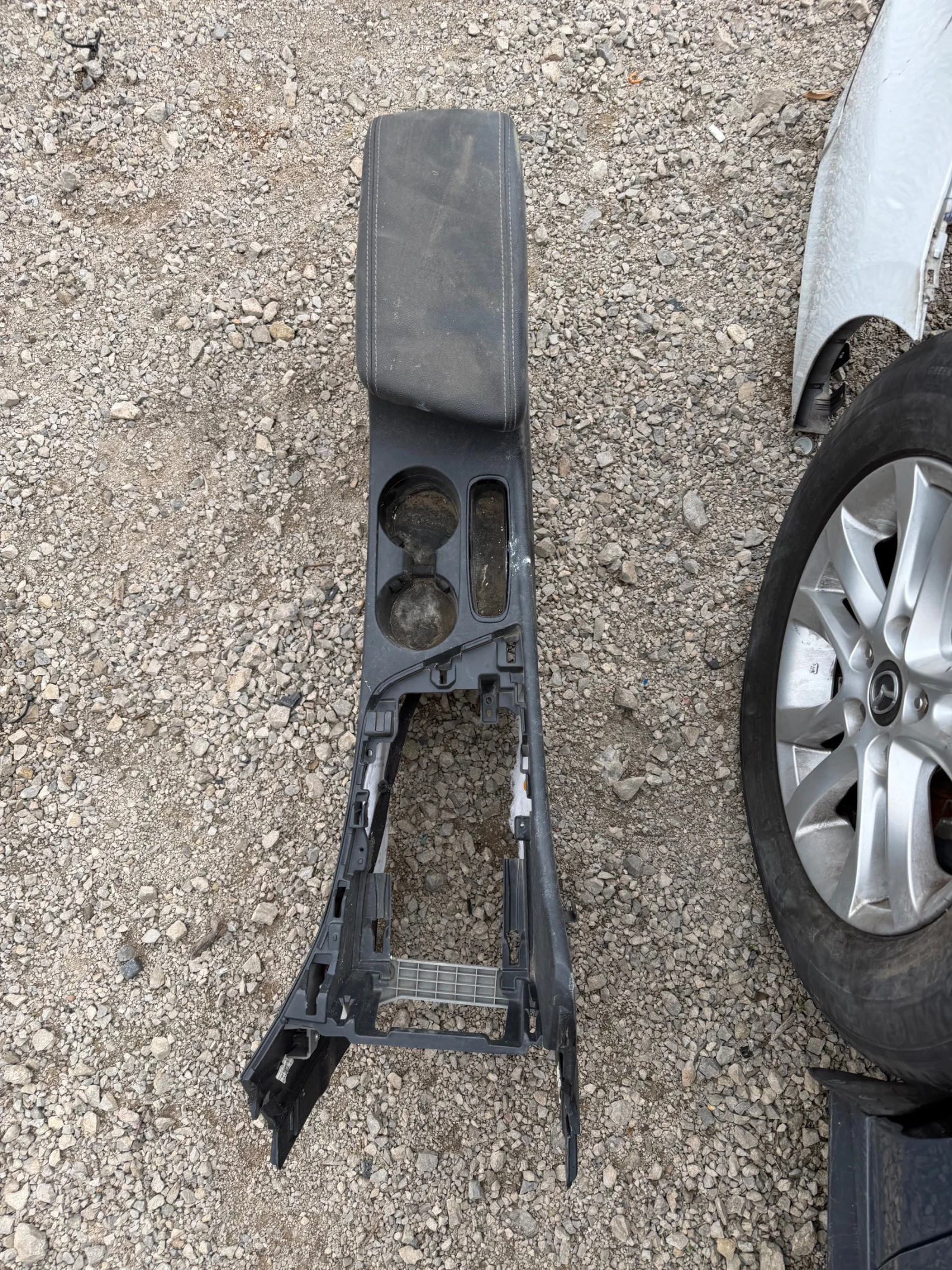 KIA Niro 2017г подлакатник централна конзола 84692-G5000