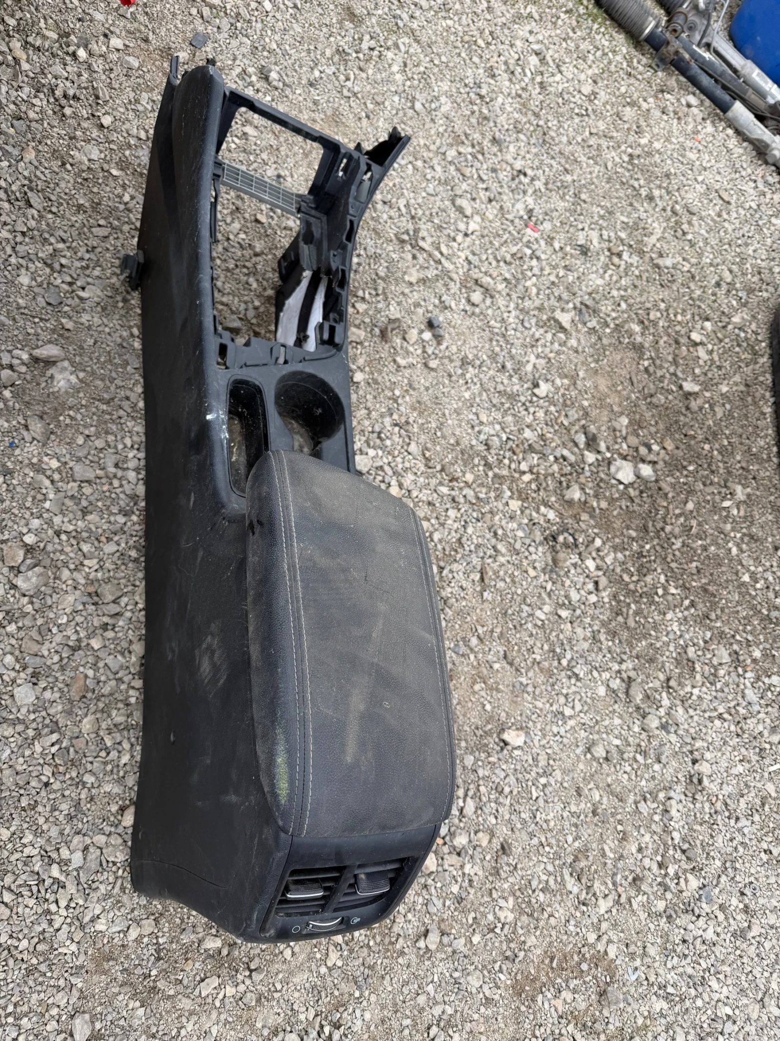 KIA Niro 2017г подлакатник централна конзола 84692-G5000, снимка 5 - Части - 53894290