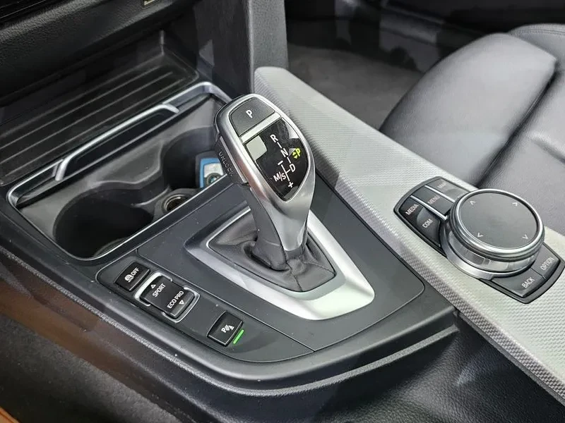 BMW 320 i - САМО 30% АВАНС, снимка 8 - Автомобили и джипове - 56304452