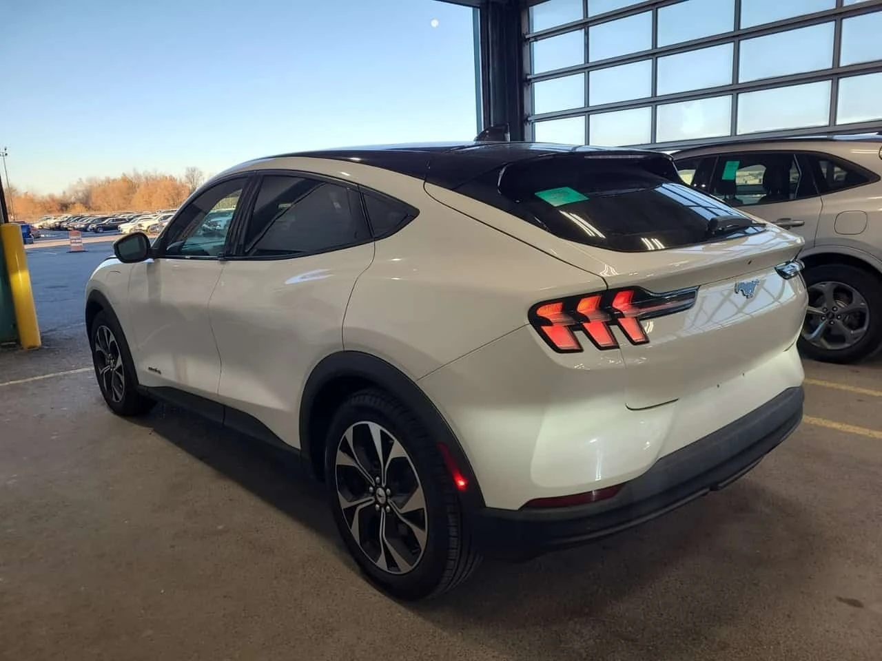 Ford Mustang Mach-E * Awd Select * CARFAX * , снимка 4 - Автомобили и джипове - 56720710