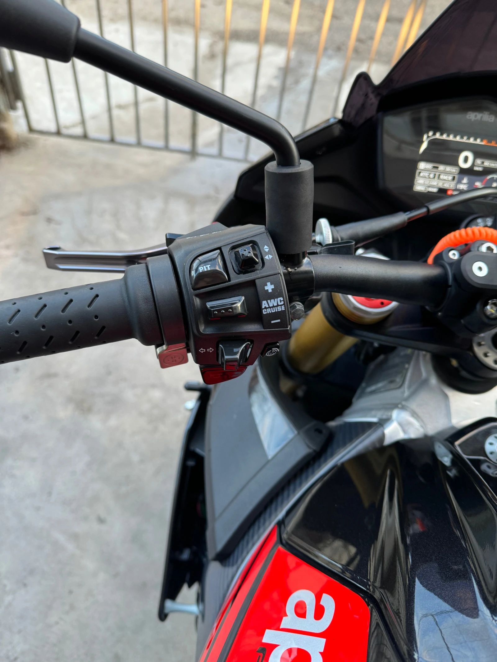 Aprilia Tuono 1100 V4 - изображение 8