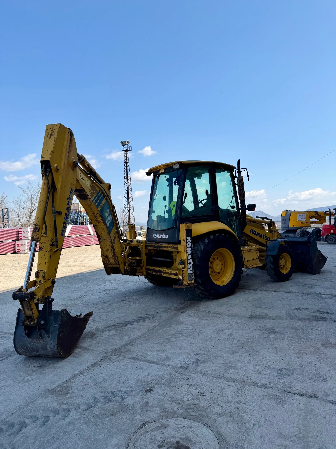 Багер Komatsu WB93R-5, снимка 4 - Индустриална техника - 53916287