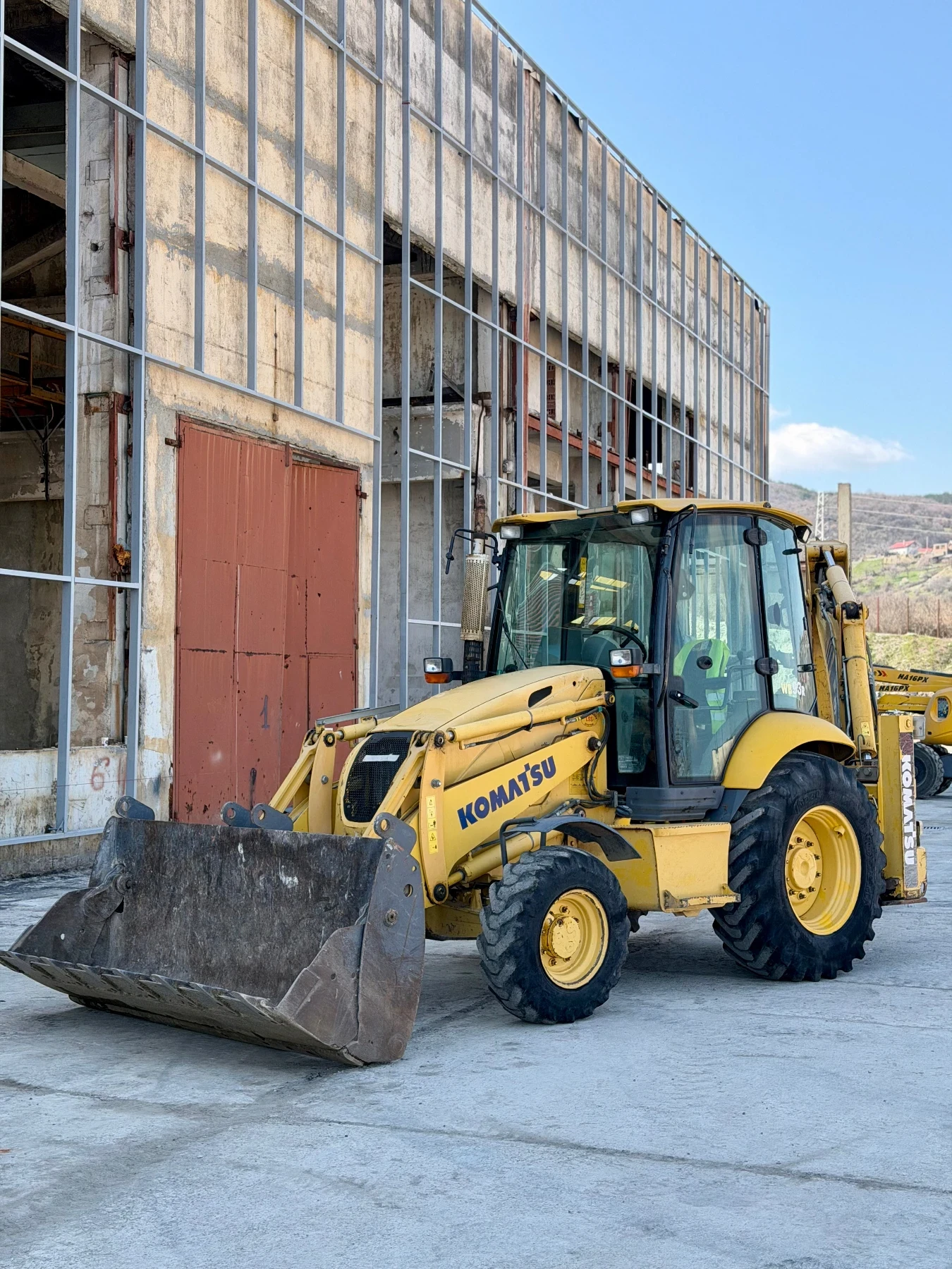 Багер Komatsu WB93R-5