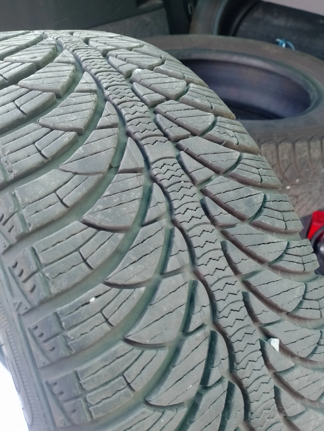 Гуми Зимни 85/65R15, снимка 2 - Гуми и джанти - 53900161