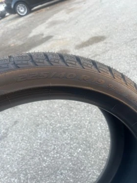 Гуми Зимни 225/40R19, снимка 6 - Гуми и джанти - 42788303