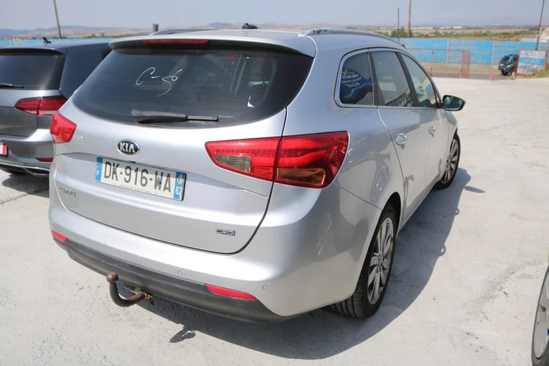 Kia Ceed 1.6 CRDI, снимка 3 - Автомобили и джипове - 51555568