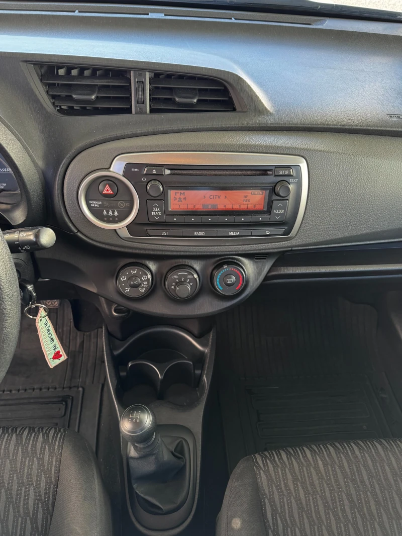 Toyota Yaris 1.0, снимка 8 - Автомобили и джипове - 53133601