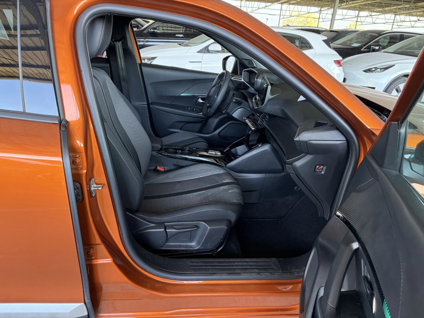 Peugeot 2008 e-2008 50 kWh Allure Pack, снимка 11 - Автомобили и джипове - 55562823
