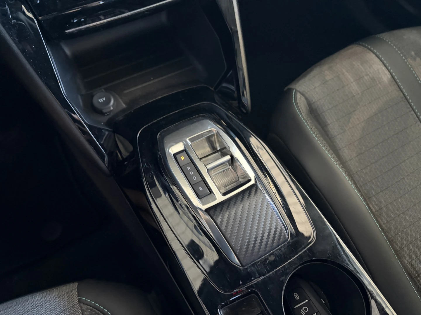 Peugeot 2008 e-2008 50 kWh Allure Pack, снимка 13 - Автомобили и джипове - 55562823