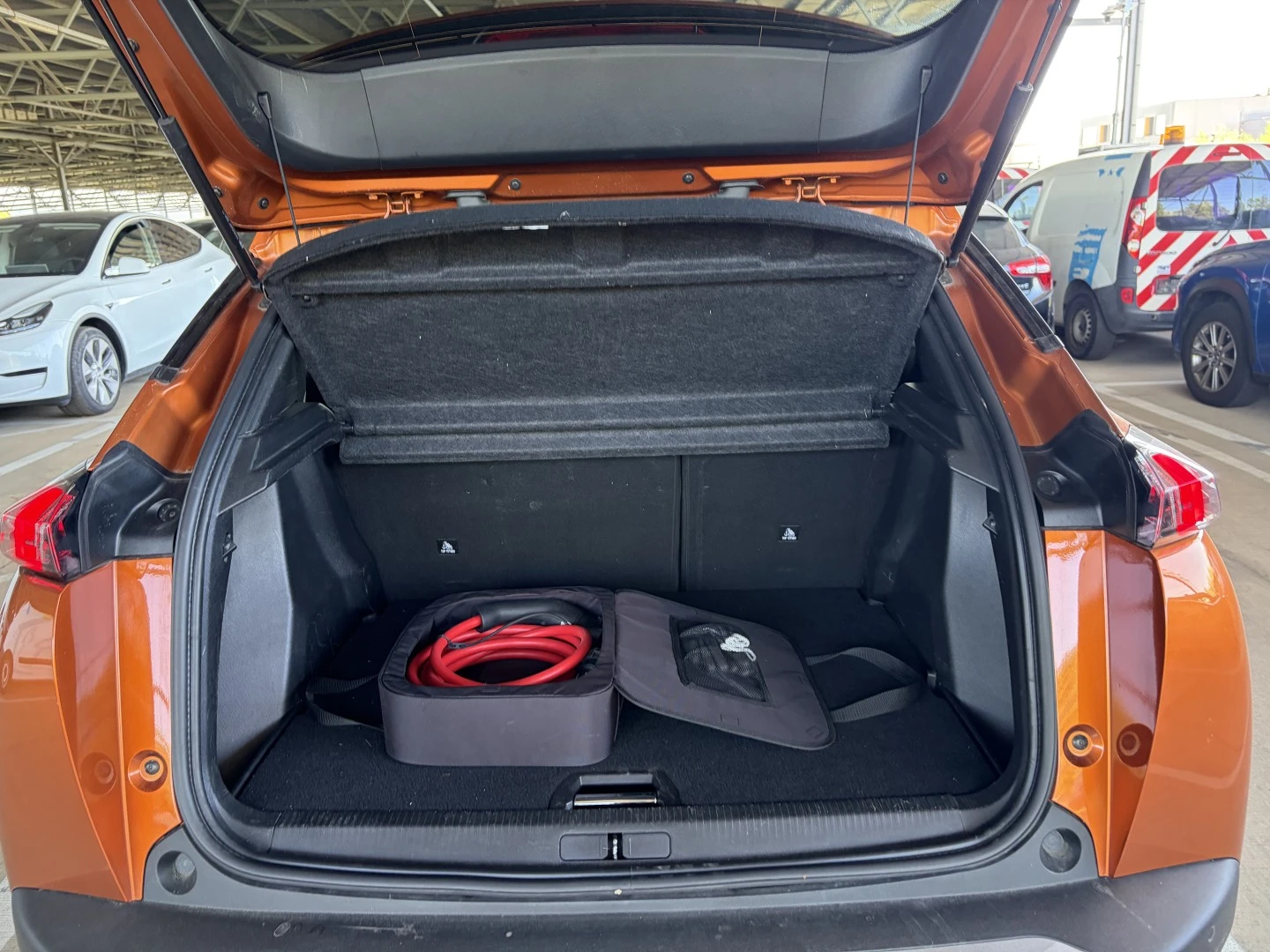 Peugeot 2008 e-2008 50 kWh Allure Pack, снимка 8 - Автомобили и джипове - 55562823