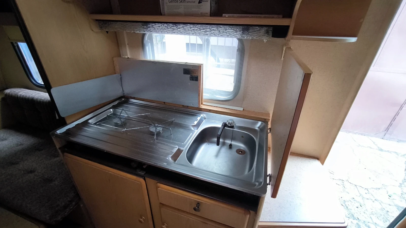 Каравана Knaus Suedwind 485, снимка 9 - Каравани и кемпери - 54684354