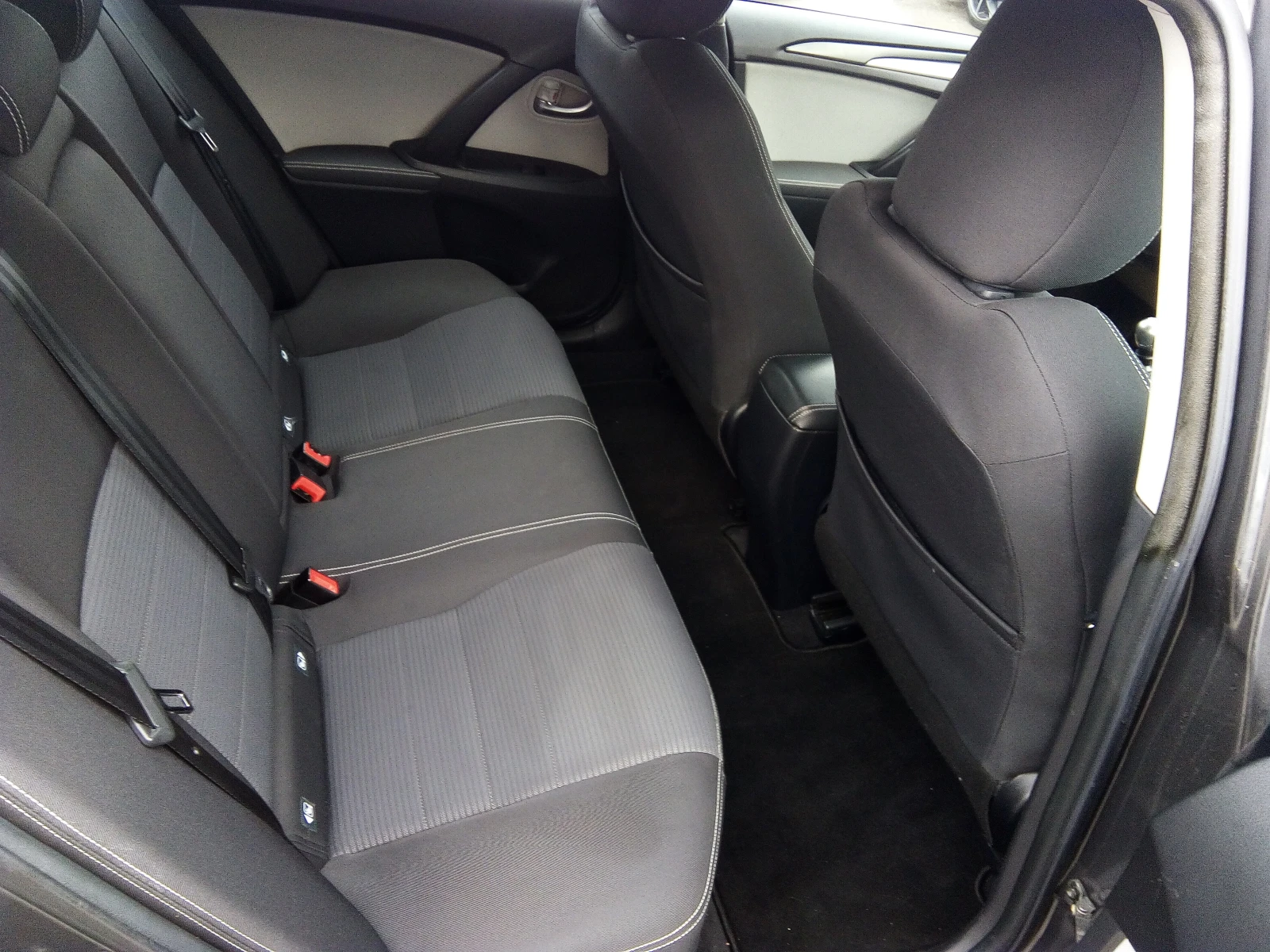 Toyota Avensis 1.6 D-4D  - изображение 9