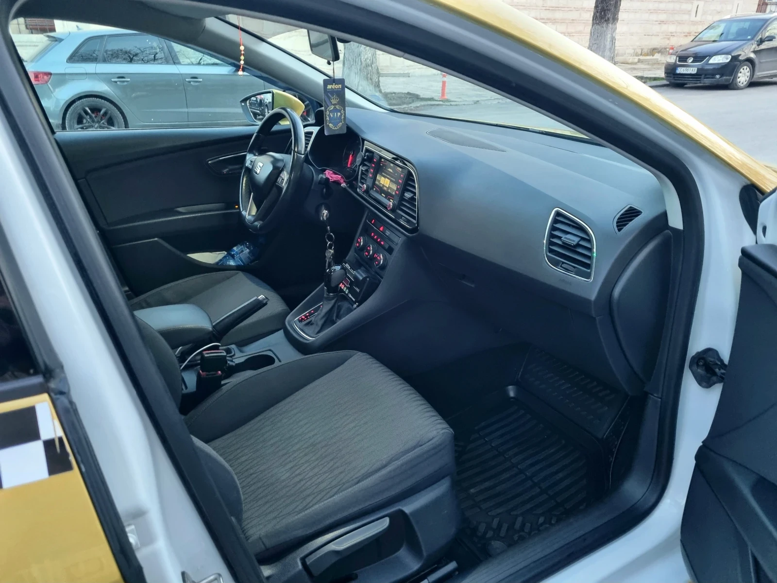 Seat Leon 1.6 TDI 110к.с. DSG, снимка 8 - Автомобили и джипове - 54208124