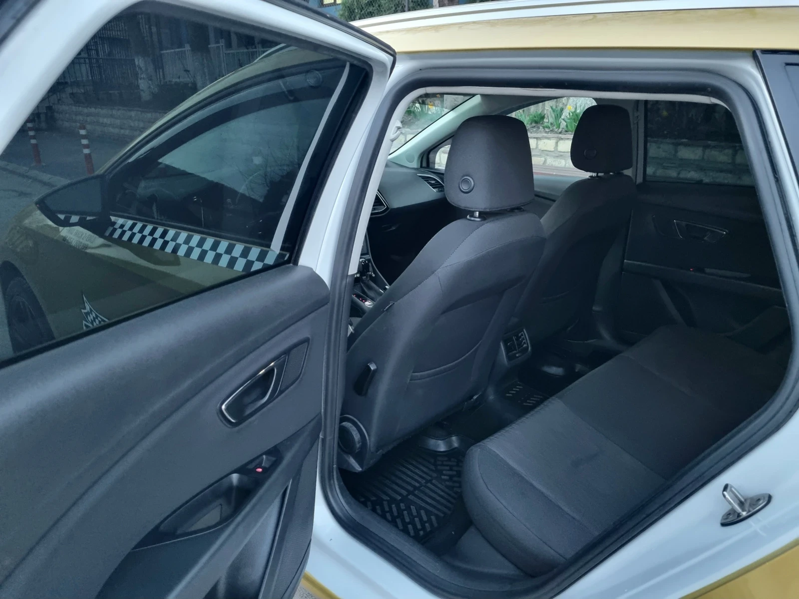 Seat Leon 1.6 TDI 110к.с. DSG, снимка 7 - Автомобили и джипове - 54208124