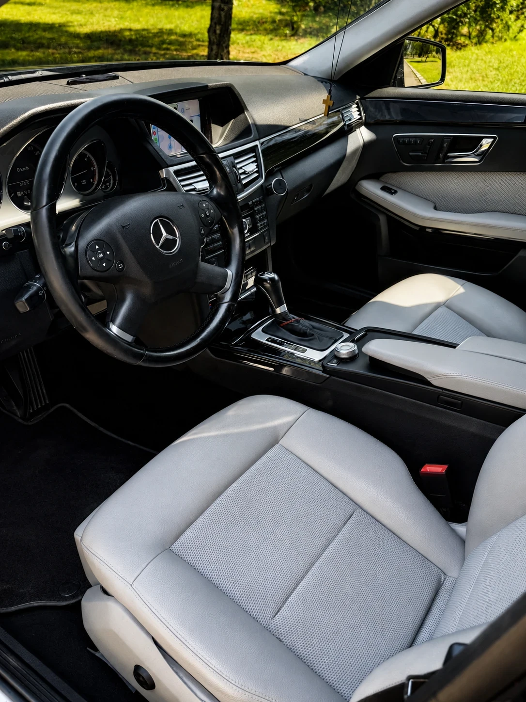 Mercedes-Benz E 220 CDI Avantgarde, снимка 5 - Автомобили и джипове - 56297546