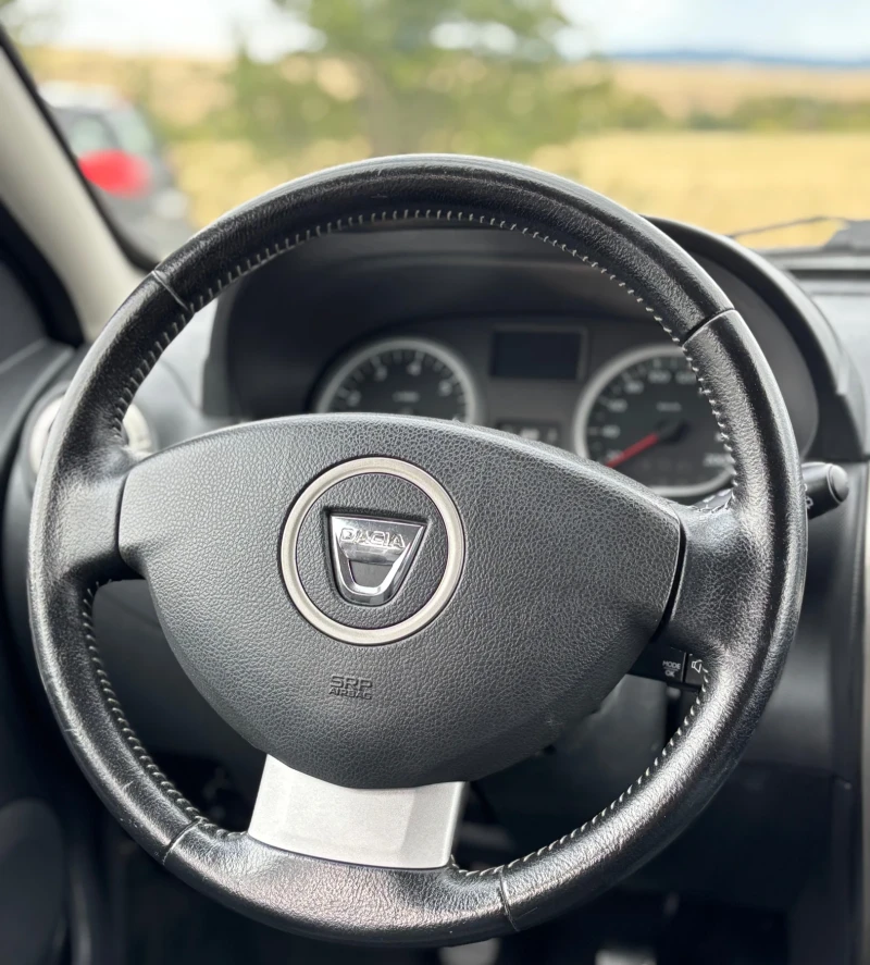 Dacia Duster 1.6 i   4x4, снимка 9 - Автомобили и джипове - 51912048