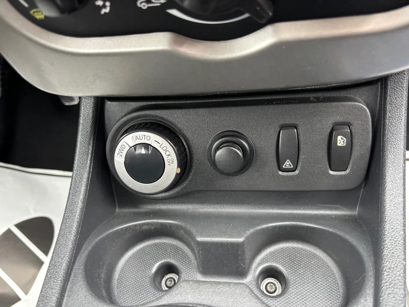 Dacia Duster 1.6 i   4x4, снимка 16 - Автомобили и джипове - 51912048