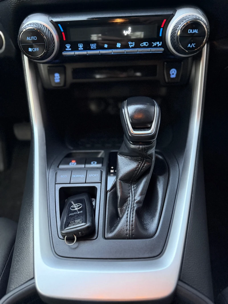 Toyota Rav4 2.0i-175hp AWD Active - Lane Assist/Distronic, снимка 12 - Автомобили и джипове - 52794189