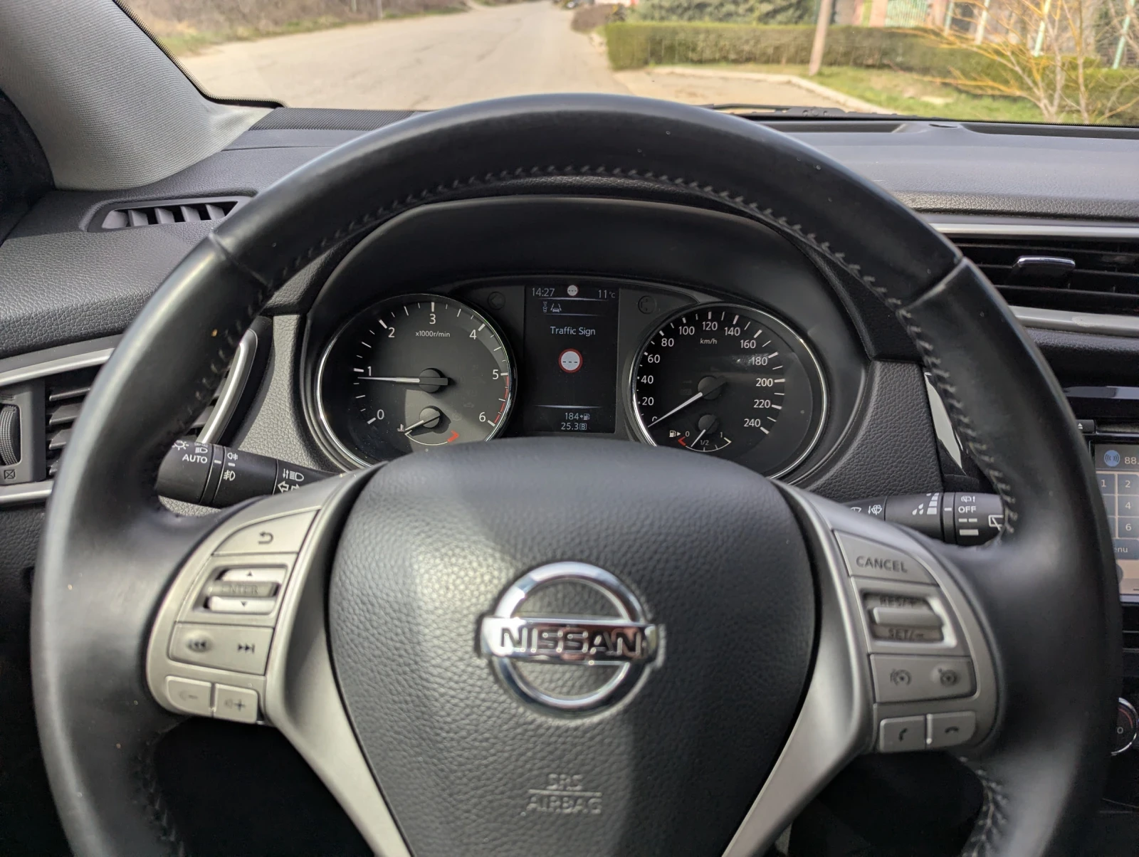 Nissan Qashqai 1.5 dci Acenta Premium 360  камера, снимка 7 - Автомобили и джипове - 53988721