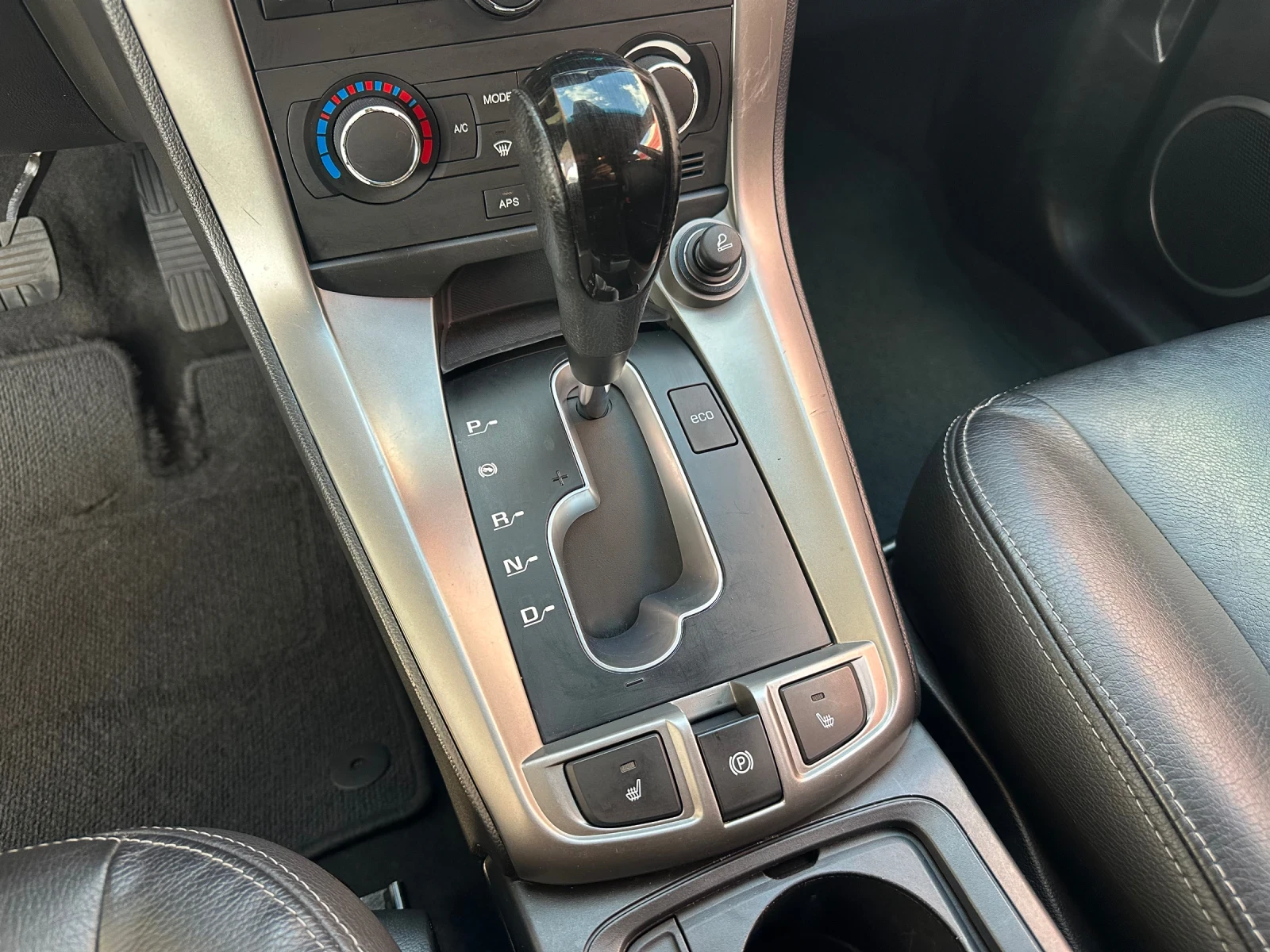 Chevrolet Captiva 2.4 Газ Автоматик 7-местен, снимка 10 - Автомобили и джипове - 56230712