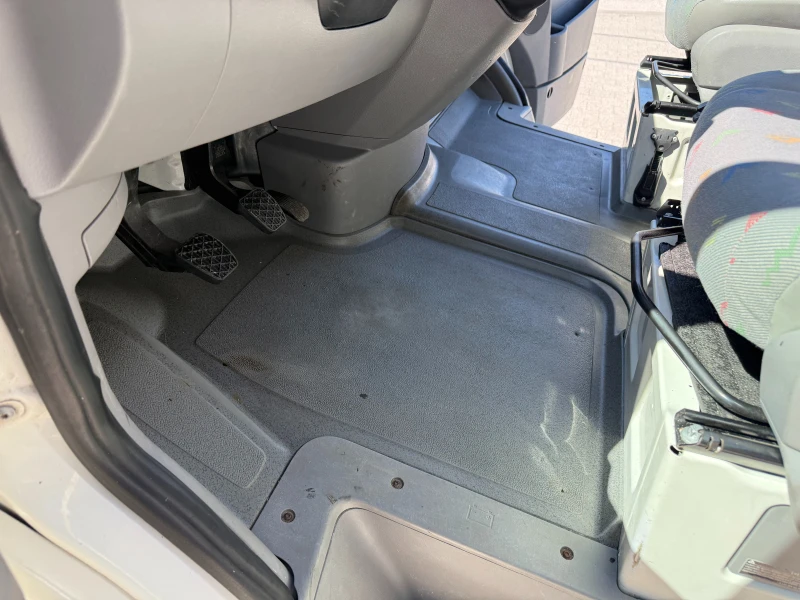 VW Crafter 2.5TDI Клима L2H1 , снимка 13 - Бусове и автобуси - 50093953