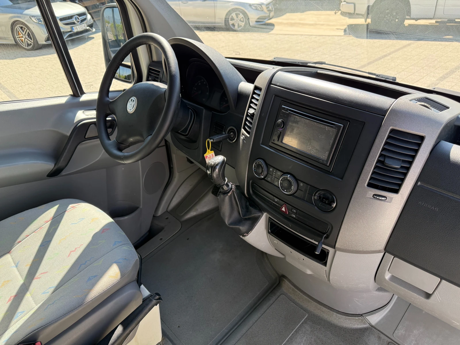 VW Crafter 2.5TDI Клима L2H1  - изображение 9