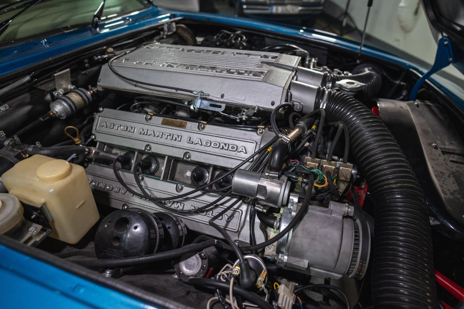 Aston Martin  V8 Volante | Mobile.bg   16