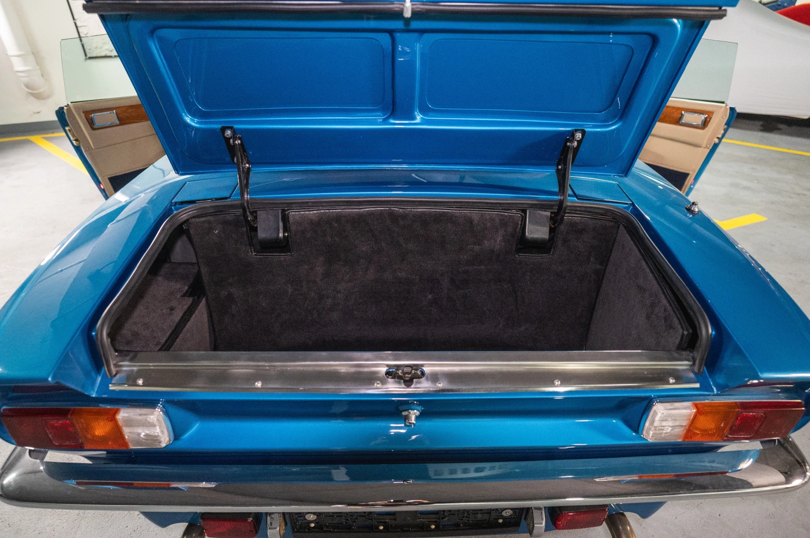 Aston Martin  V8 Volante | Mobile.bg   17