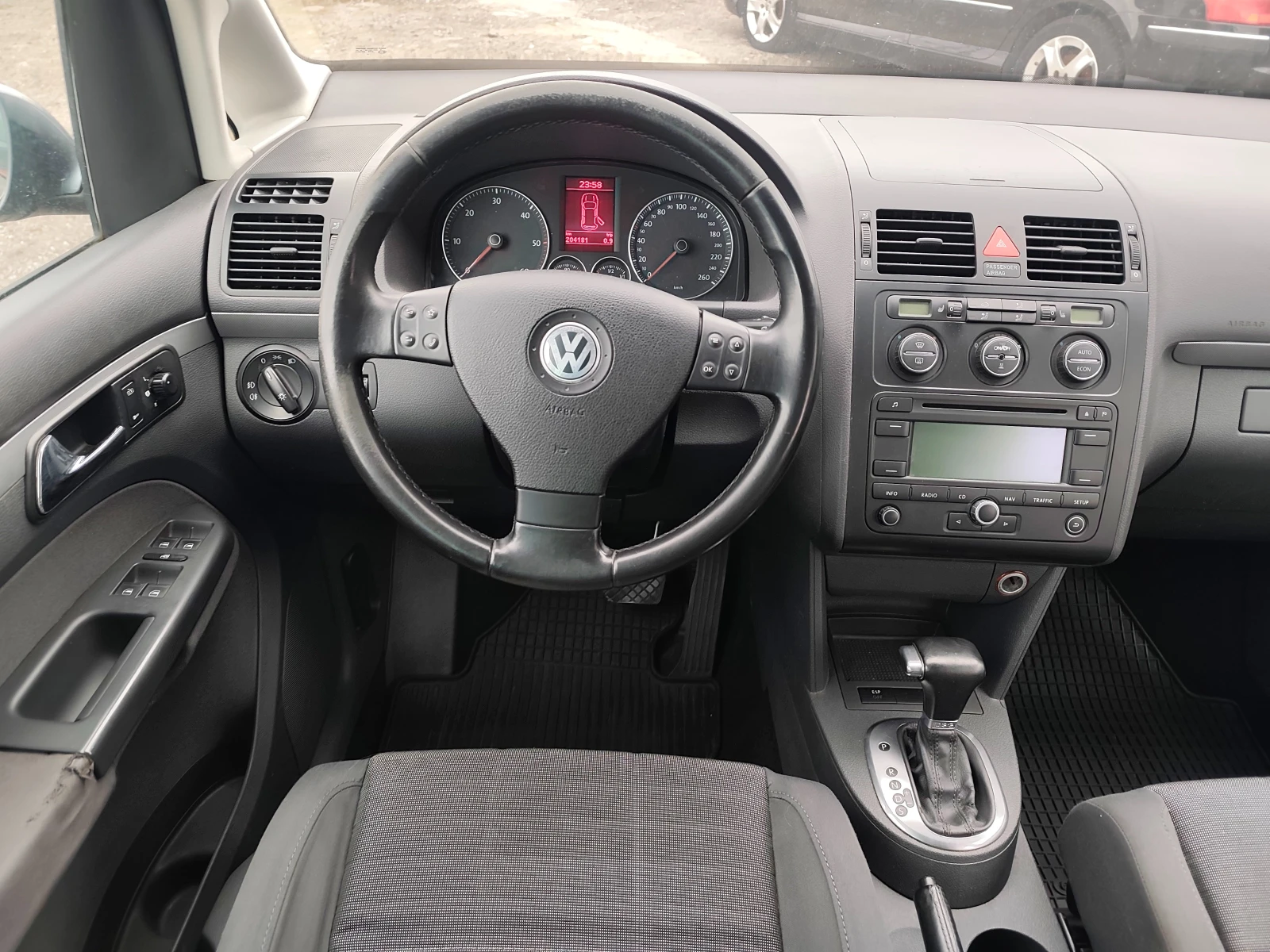 VW Touran 2.0TDI 170k.c., снимка 7 - Автомобили и джипове - 53903855