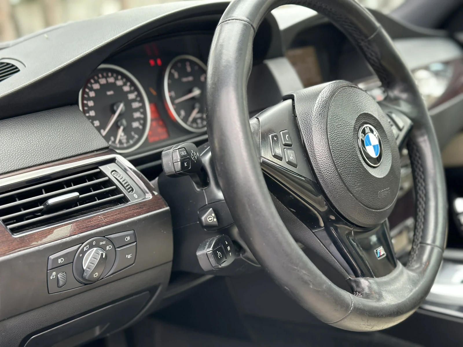 BMW 530 3.0d 235к.с M Packet FACELIFT само на задно, снимка 14 - Автомобили и джипове - 54063217