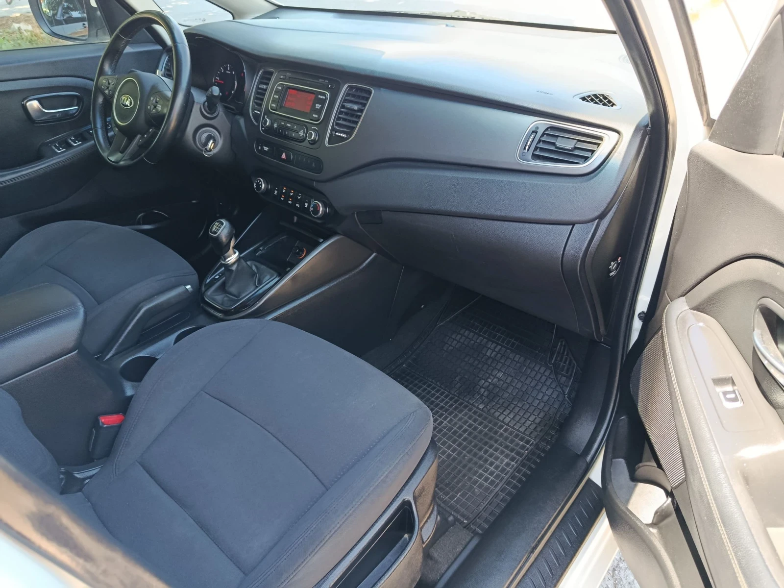 Kia Carens 1.7 дизел , снимка 11 - Автомобили и джипове - 55077036