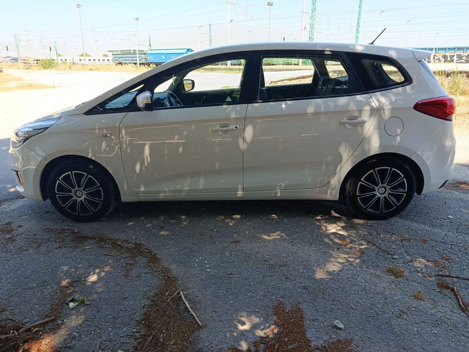 Kia Carens 1.7 дизел , снимка 2 - Автомобили и джипове - 55077036