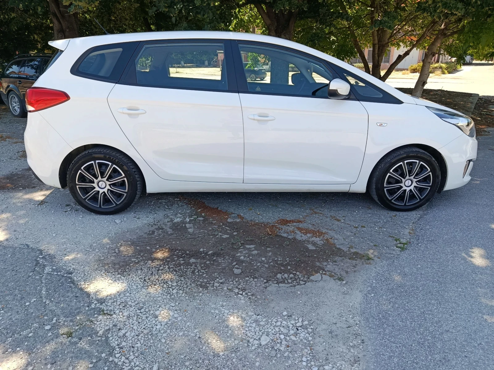Kia Carens 1.7 дизел , снимка 6 - Автомобили и джипове - 55077036