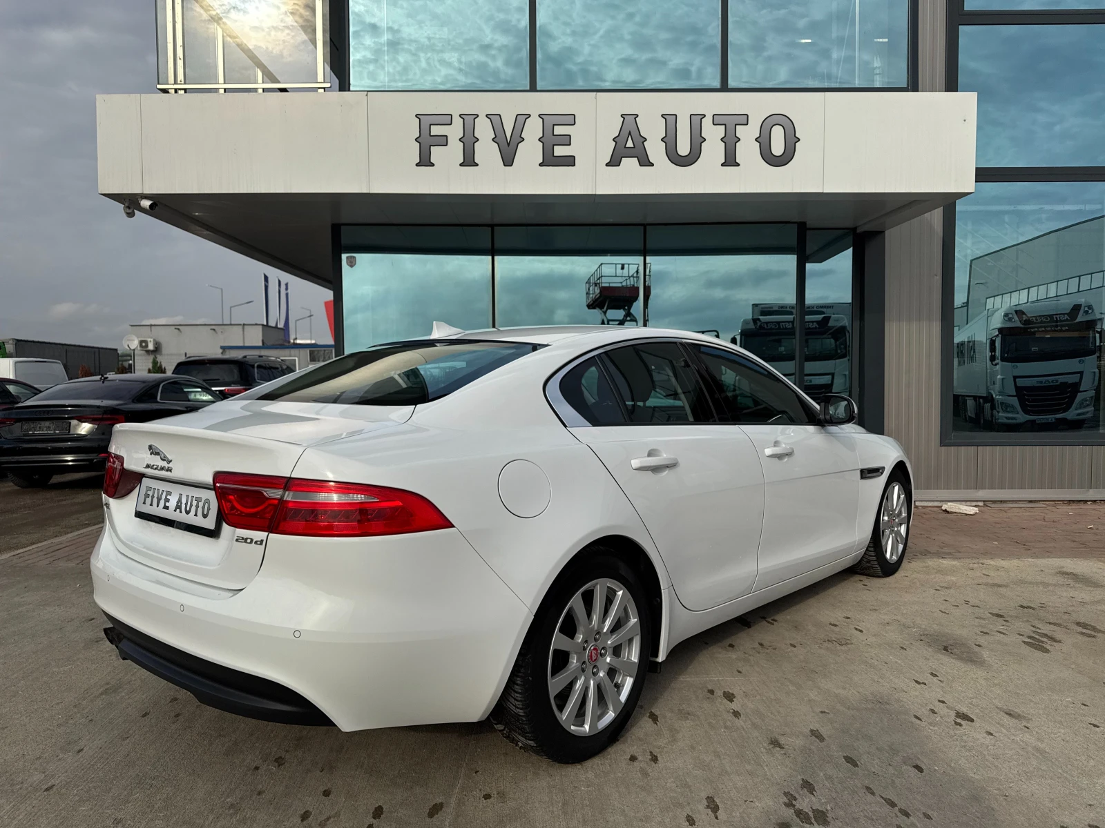 Jaguar XE 2.0d / PURE / Euro 6B / , снимка 7 - Автомобили и джипове - 55085421