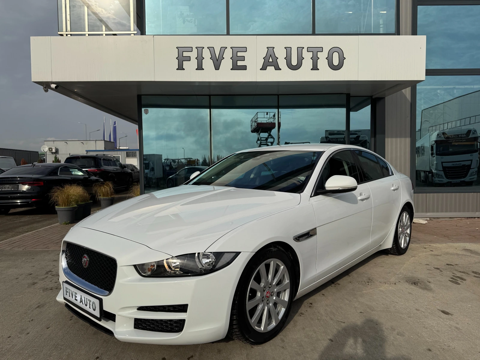 Jaguar XE 2.0d / PURE / Euro 6B / , снимка 3 - Автомобили и джипове - 55085421