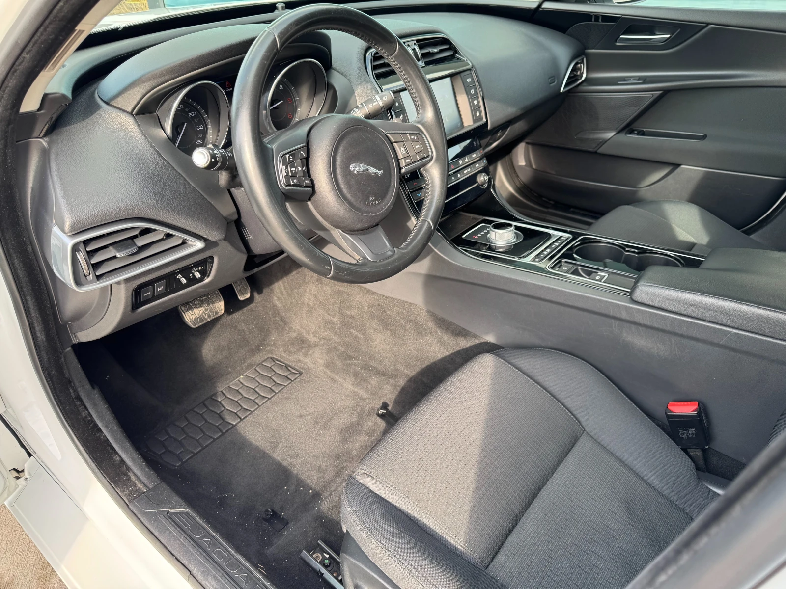 Jaguar XE 2.0d / PURE / Euro 6B / , снимка 9 - Автомобили и джипове - 55085421