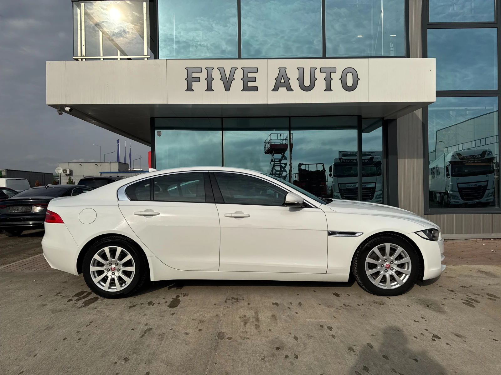 Jaguar XE 2.0d / PURE / Euro 6B / , снимка 8 - Автомобили и джипове - 55085421