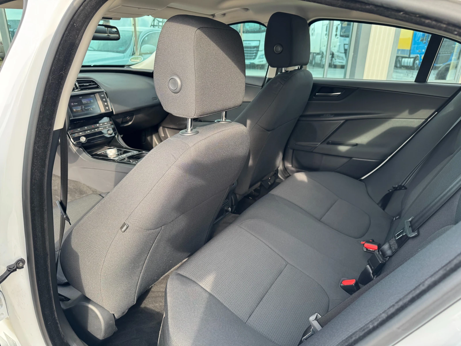 Jaguar XE 2.0d / PURE / Euro 6B / , снимка 11 - Автомобили и джипове - 55085421