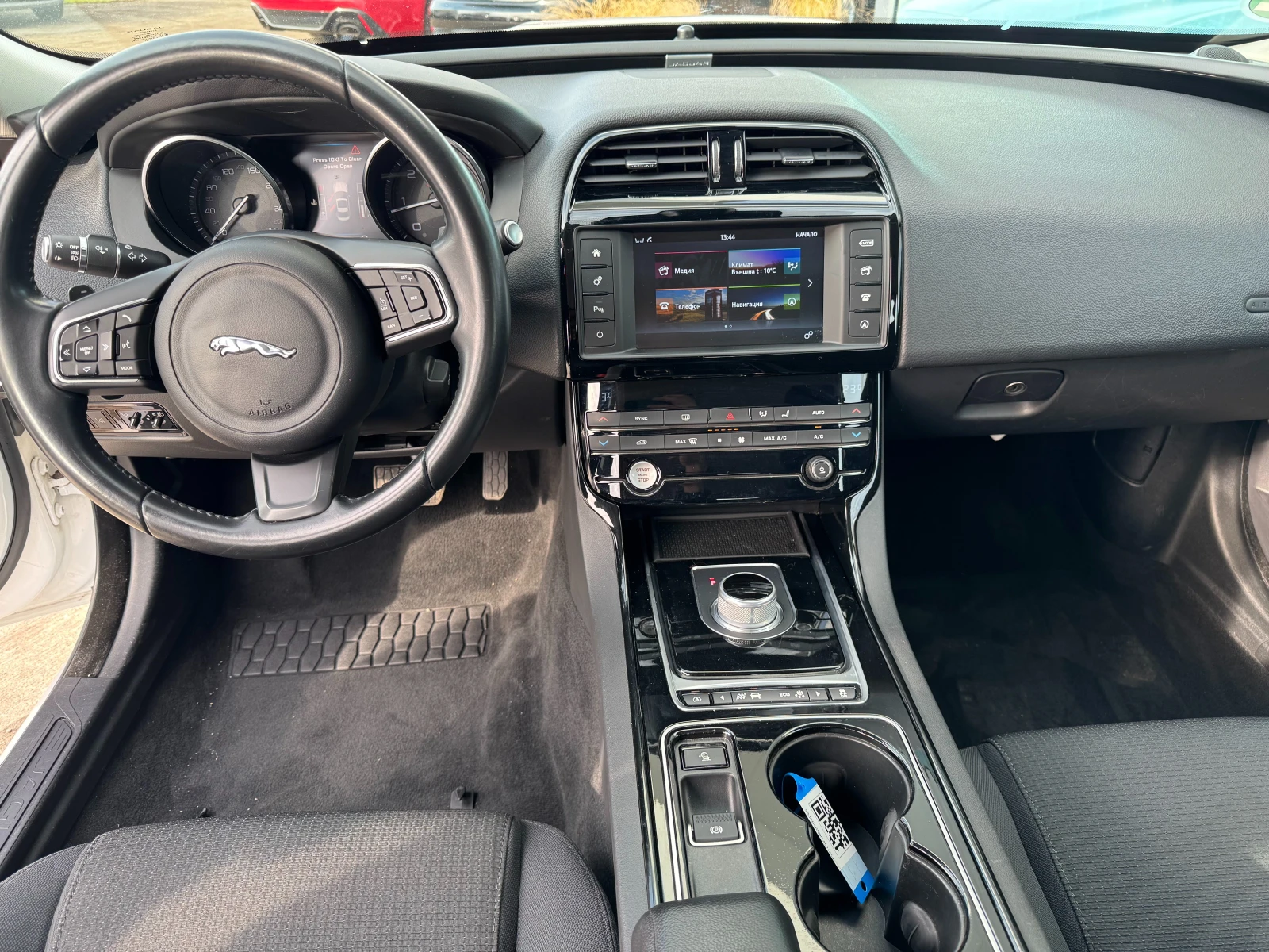 Jaguar XE 2.0d / PURE / Euro 6B / , снимка 10 - Автомобили и джипове - 55085421