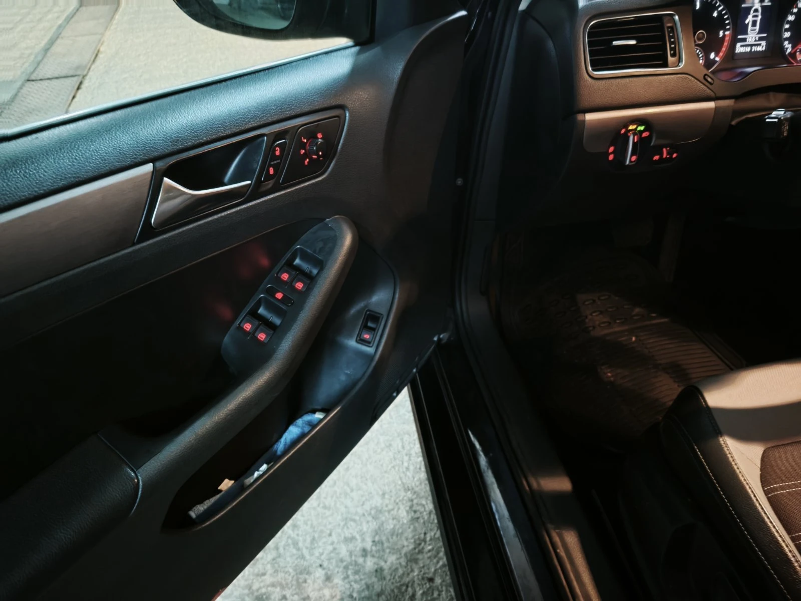 VW Jetta 1.6 TDI DSG Highline - ГАРАЖЕН /закупен от БГ/, снимка 10 - Автомобили и джипове - 55661379