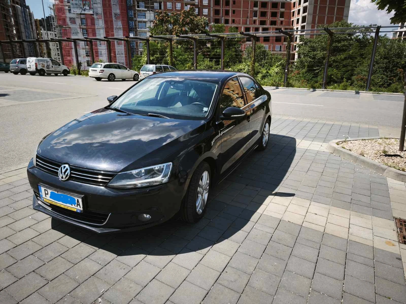 VW Jetta 1.6 TDI DSG Highline - ГАРАЖЕН /закупен от БГ/, снимка 4 - Автомобили и джипове - 55661379