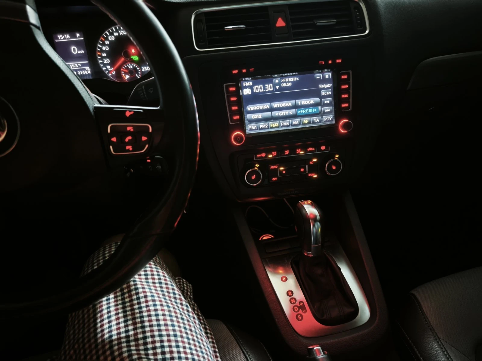 VW Jetta 1.6 TDI DSG Highline - ГАРАЖЕН /закупен от БГ/, снимка 8 - Автомобили и джипове - 55661379