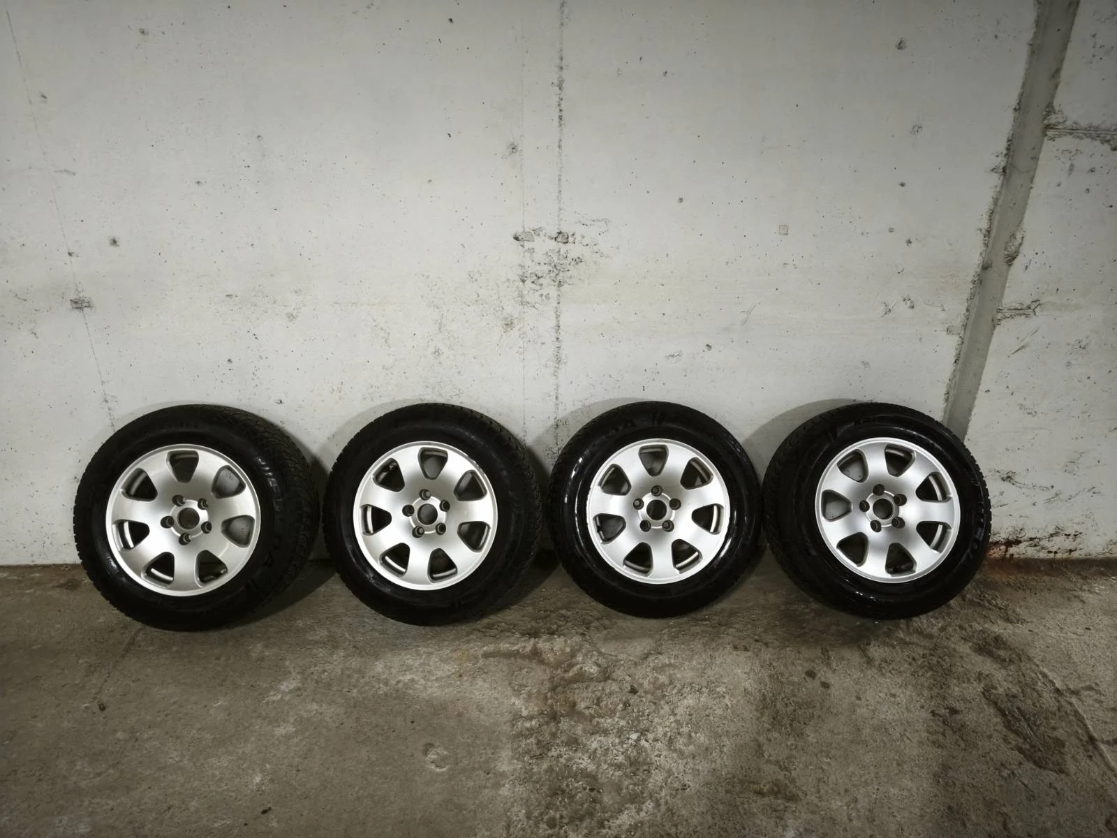 VW Jetta 1.6 TDI DSG Highline - ГАРАЖЕН /закупен от БГ/, снимка 12 - Автомобили и джипове - 55661379