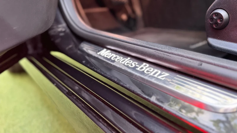 Mercedes-Benz E 220 * БАРТЕР* ЛИЗИНГ* 4matic* AMG* ОБСЛУЖЕНА* , снимка 16 - Автомобили и джипове - 52034626