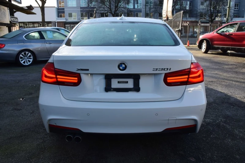 BMW 330 * 330i xDrive * CARFAX * БЕЗ ПЪРВОНАЧАЛНА ВНОСКА, снимка 17 - Автомобили и джипове - 53304372