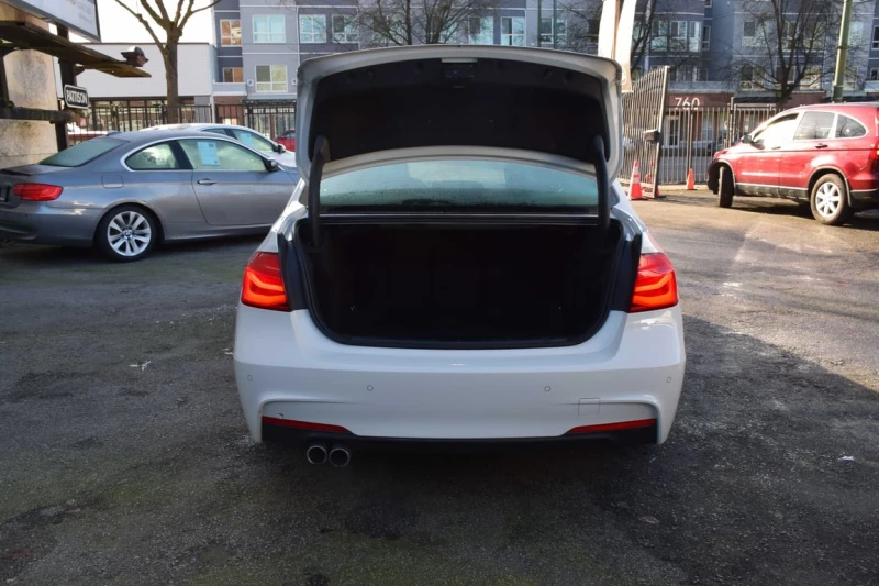 BMW 330 * 330i xDrive * CARFAX * БЕЗ ПЪРВОНАЧАЛНА ВНОСКА, снимка 15 - Автомобили и джипове - 53304372