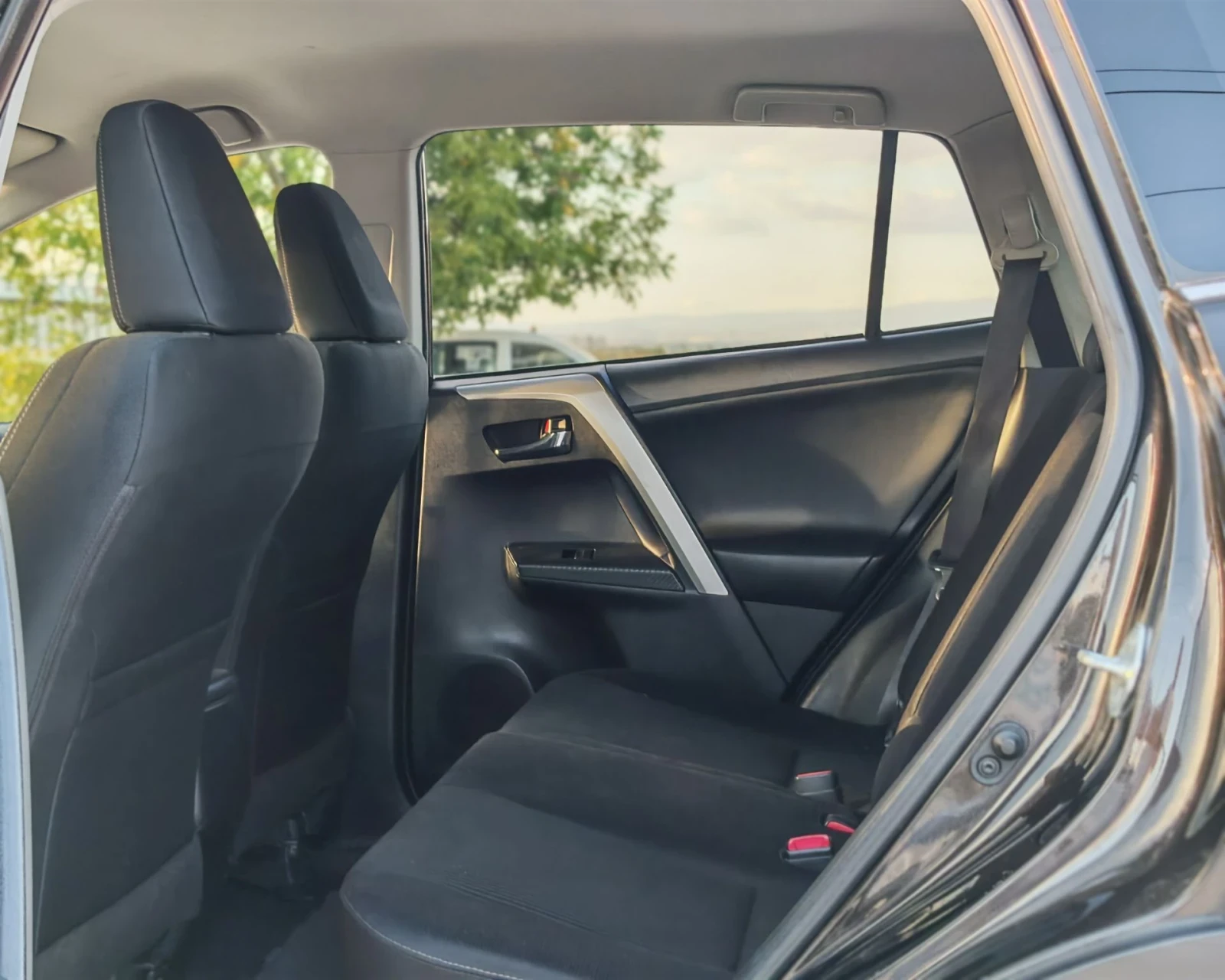 Toyota Rav4 2.0 ДИЗЕЛ 124 К.С. 4Х4! LOUNGE! КАТО НОВА!!!, снимка 12 - Автомобили и джипове - 56318615