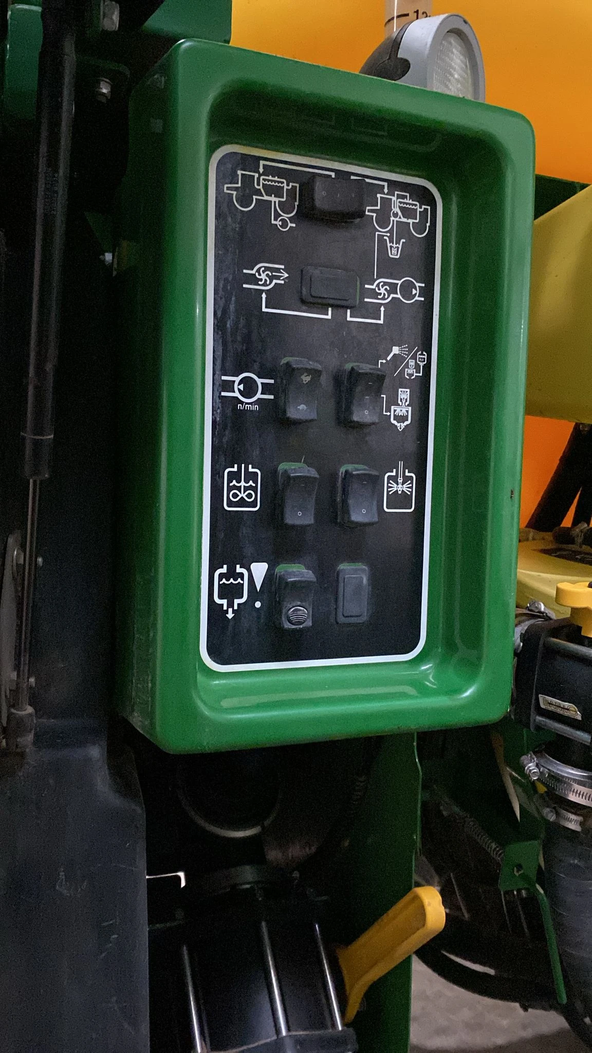 Самоходна пръскачка Друга марка John Deere R404i лизинг с 20% - изображение 5