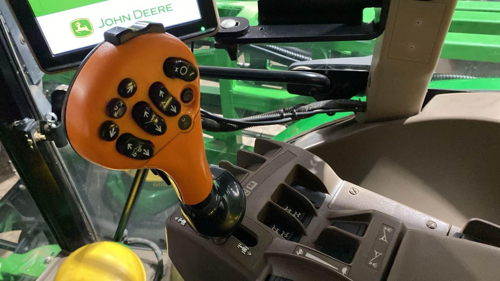 Самоходна пръскачка Друга марка John Deere R404i лизинг с 20% - изображение 8