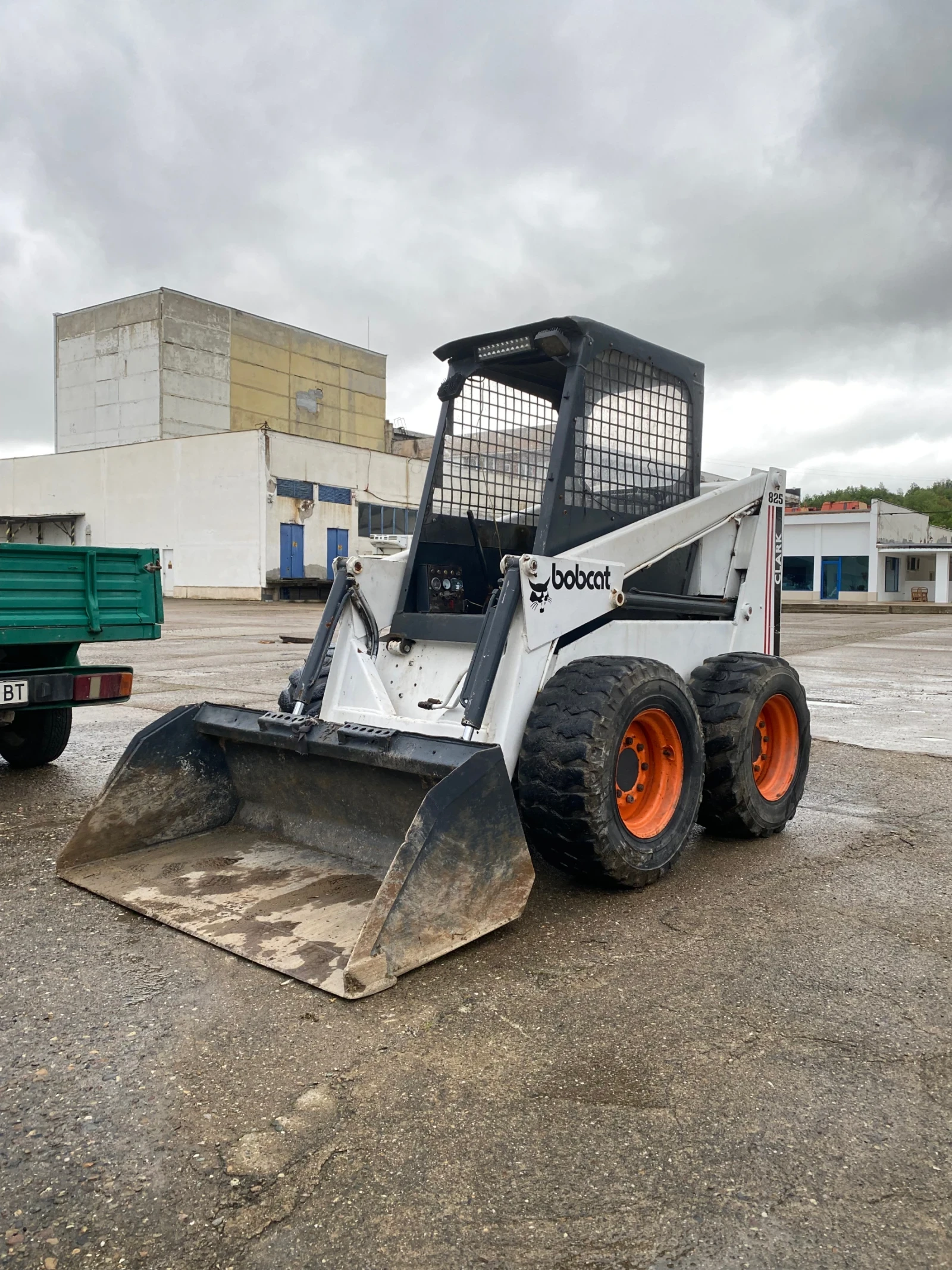 Мини челни товарачи Bobcat Clark 825